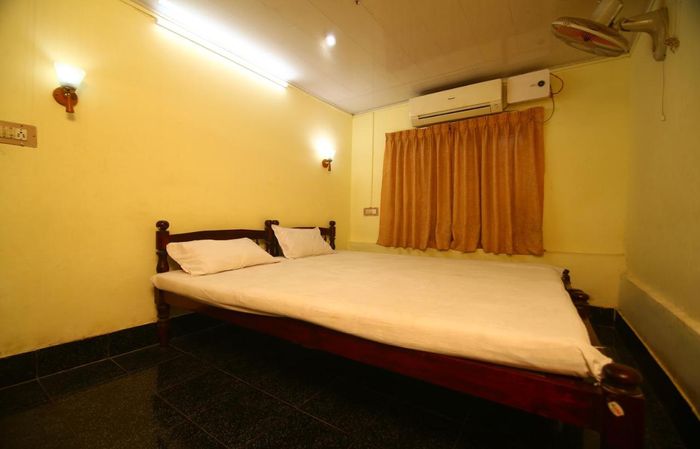 couple friendly hotels in royal holidays homestay alleppey